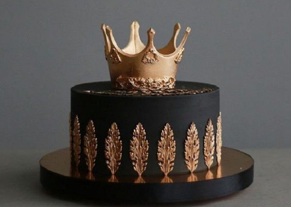 Crown engagment cake - expensive engagment cake idea
