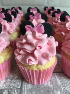 Minnie Mouse Cup Cake - Minnie and Mickey Mouse cupcakes