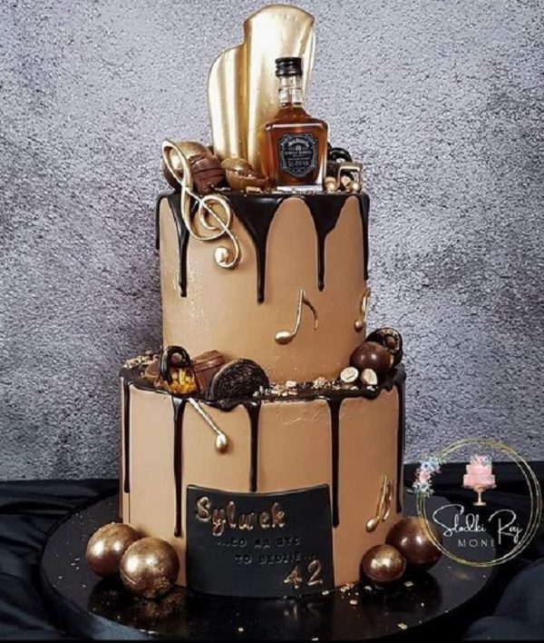 Traditional engagment Cake Flavours - unique musical designs engagment cake idea